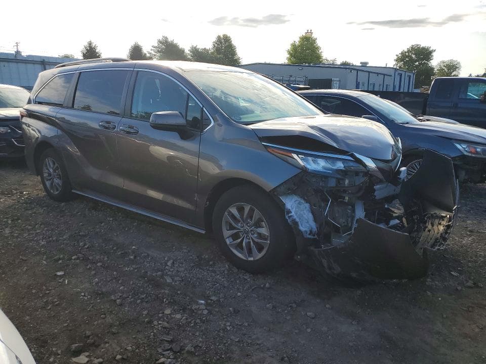 2022 TOYOTA SIENNA LE 4
