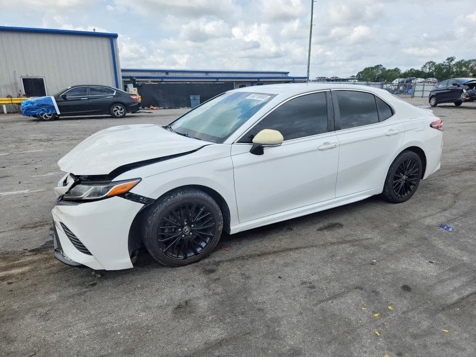 2018 TOYOTA CAMRY SE - 1