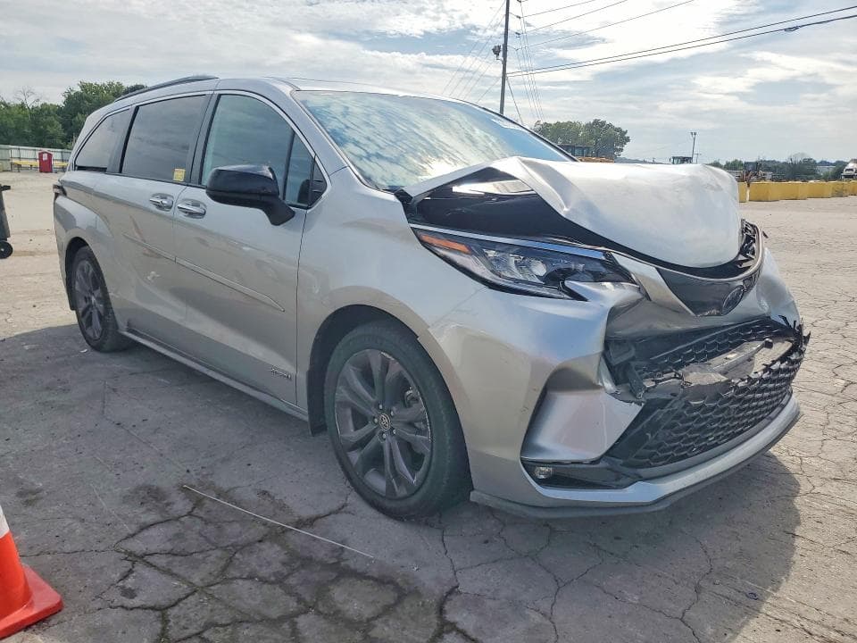 2021 TOYOTA SIENNA XSE 4