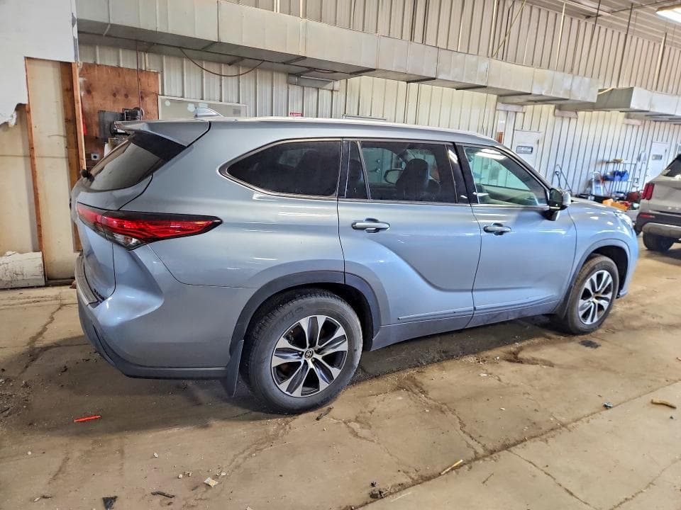 2022 TOYOTA HIGHLANDER XLE 3