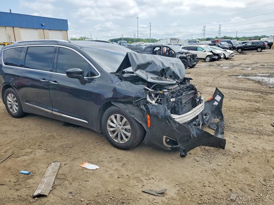 2019 CHRYSLER PACIFICA TOURING L 4