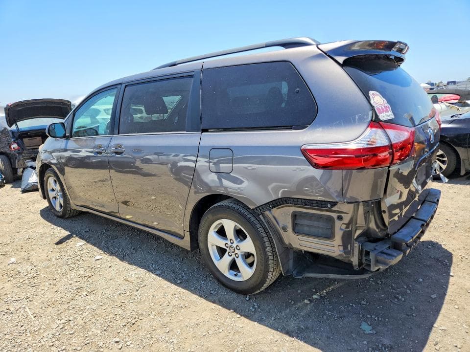 2018 TOYOTA SIENNA LE 2