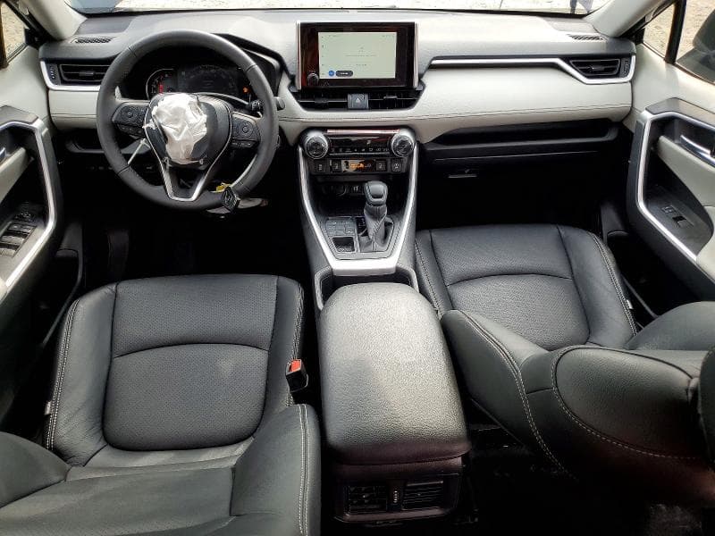 2025 TOYOTA RAV4 XLE 8