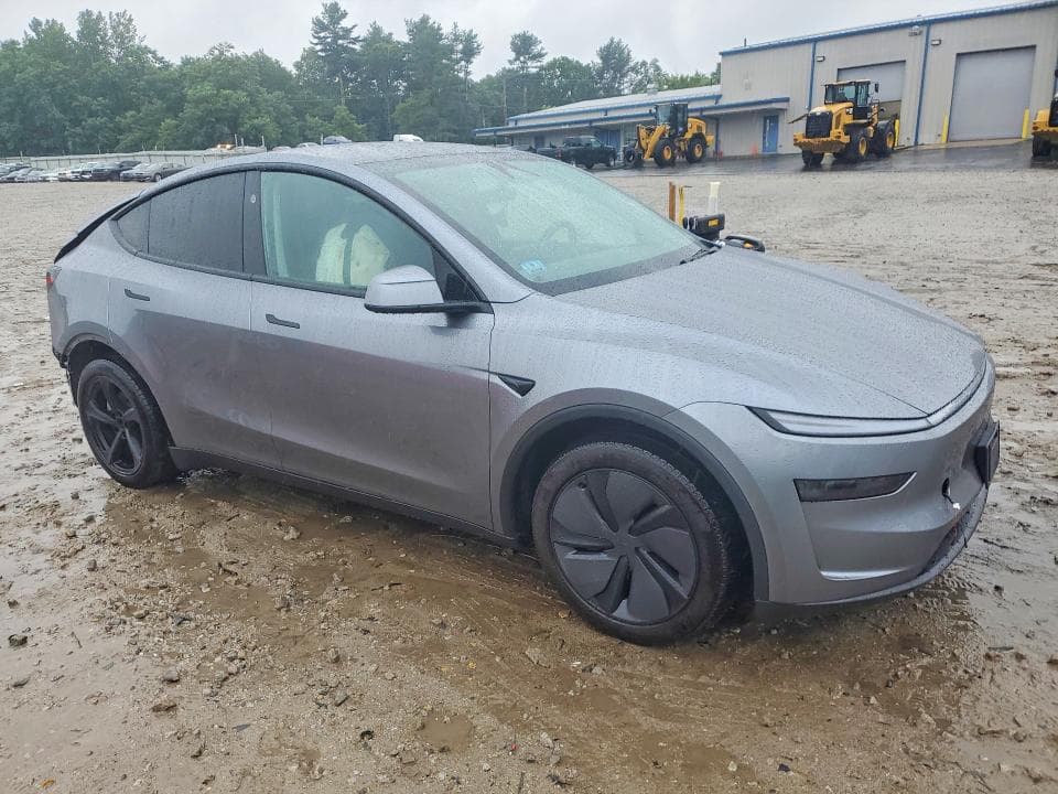 2026 TESLA MODEL Y 4