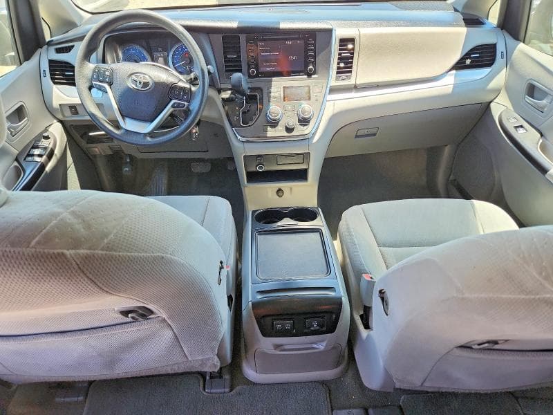 2018 TOYOTA SIENNA LE 8