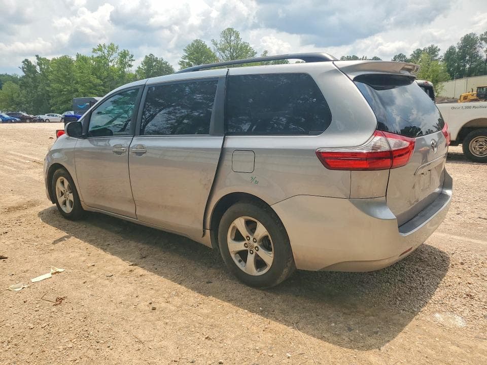2017 TOYOTA SIENNA LE 2