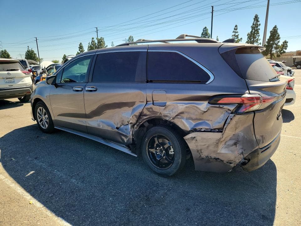 2021 TOYOTA SIENNA XLE 2