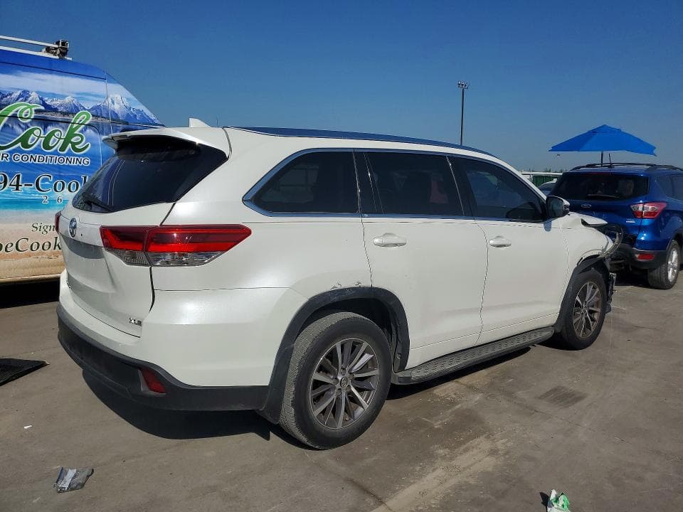 2017 TOYOTA HIGHLANDER XLE 3