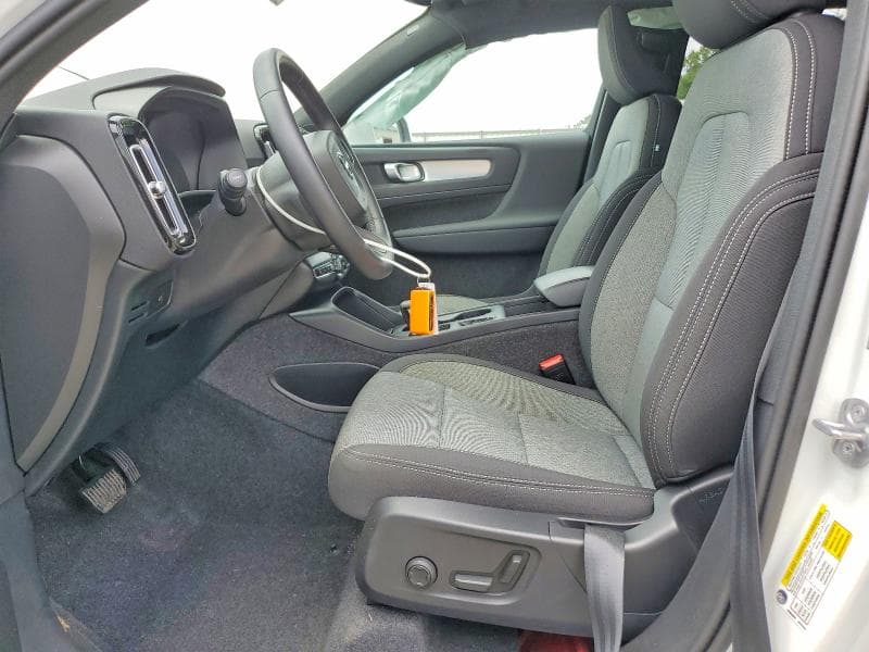 2025 VOLVO XC40 CORE 7