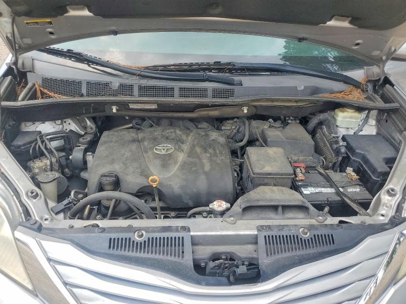 2017 TOYOTA SIENNA LE 12