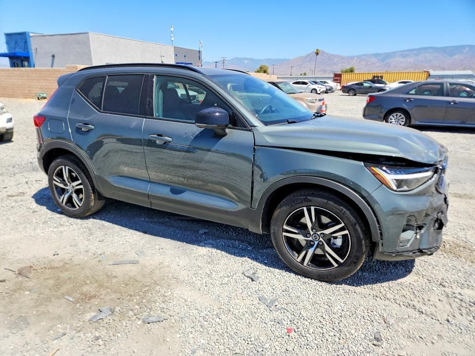 2026 VOLVO XC40 CORE 4