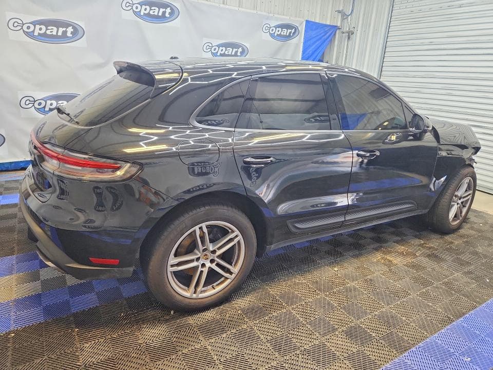 2025 PORSCHE MACAN BASE 3