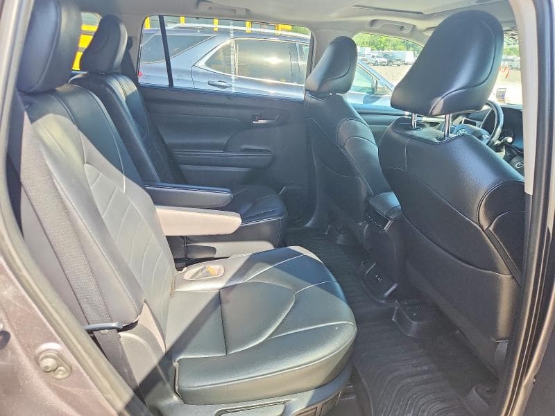 2021 TOYOTA HIGHLANDER XLE 11