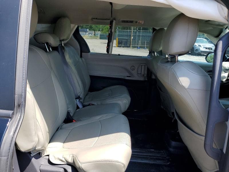 2021 TOYOTA SIENNA LE 11