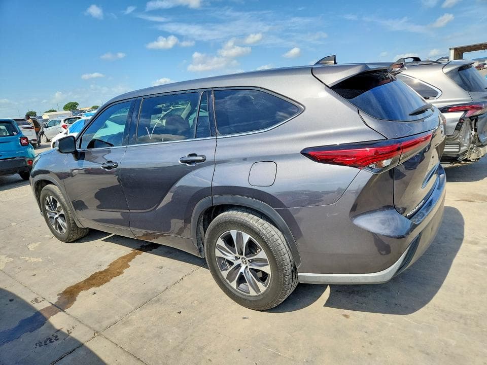 2022 TOYOTA HIGHLANDER LE 2