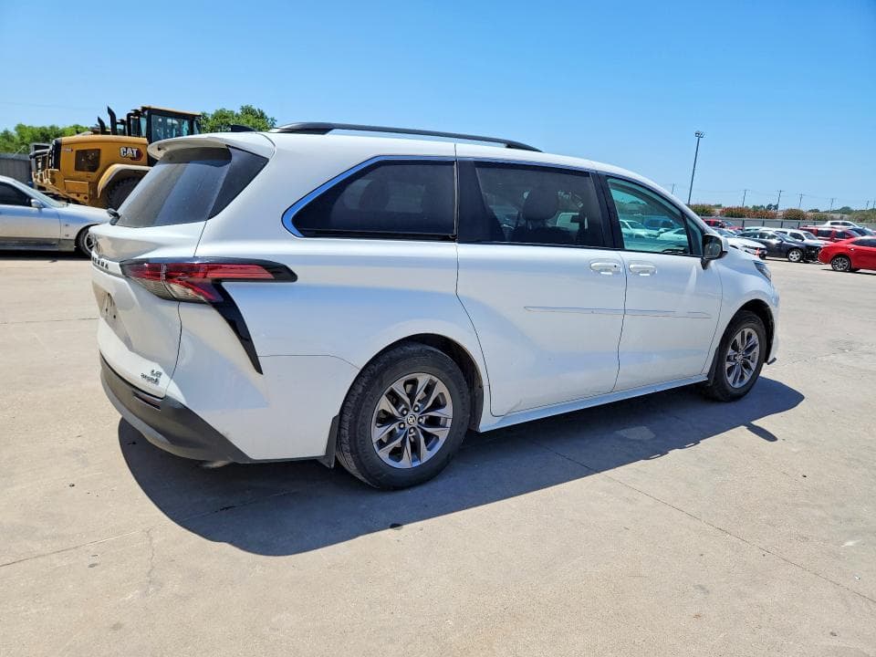 2022 TOYOTA SIENNA LE 3