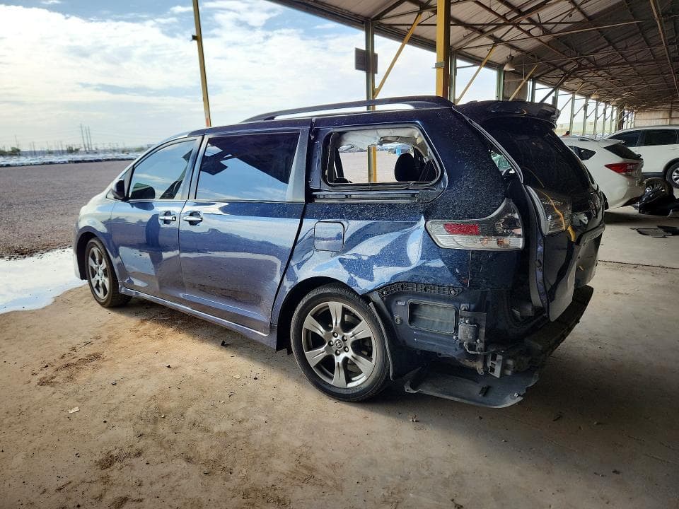 2018 TOYOTA SIENNA SE PREMIUM 8-PASSENGER 2