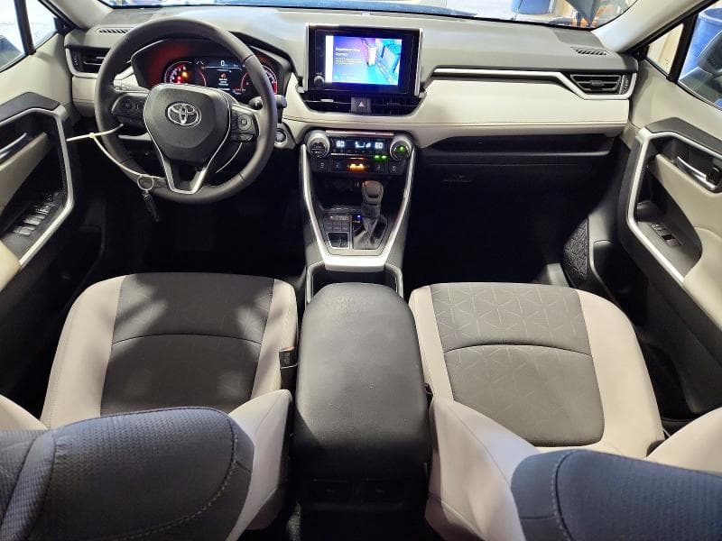 2025 TOYOTA RAV4 XLE 8