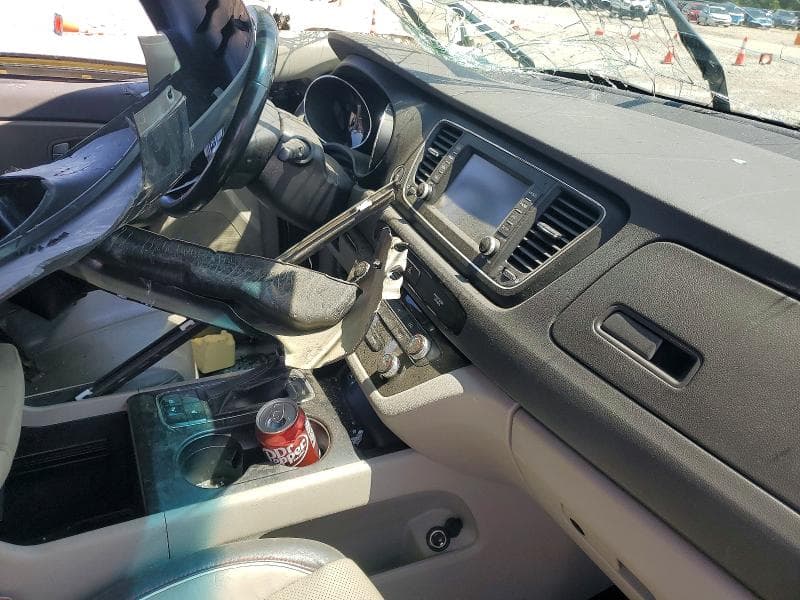 2017 KIA SEDONA LX 9