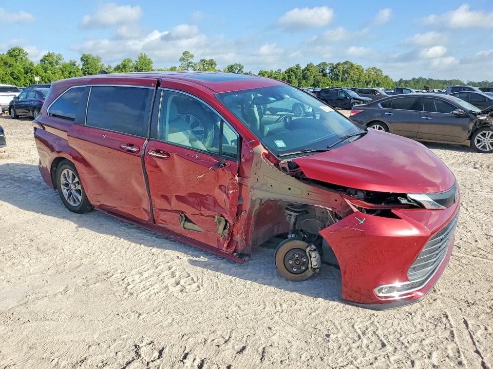2022 TOYOTA SIENNA XLE 4