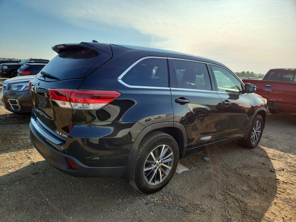 2017 TOYOTA HIGHLANDER XLE 3