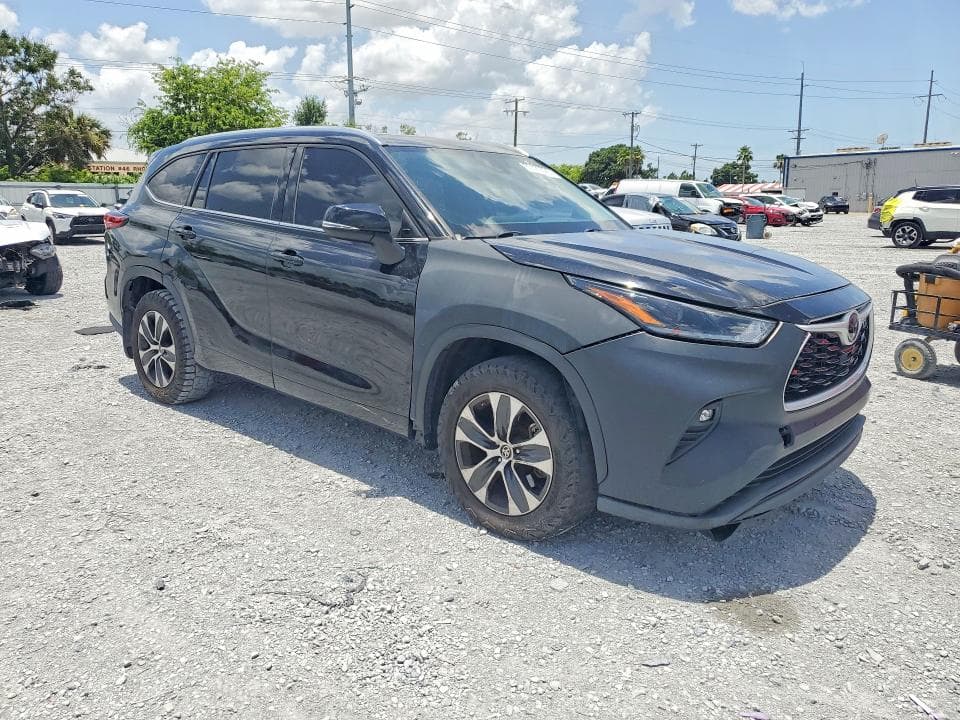 2021 TOYOTA HIGHLANDER XLE 4