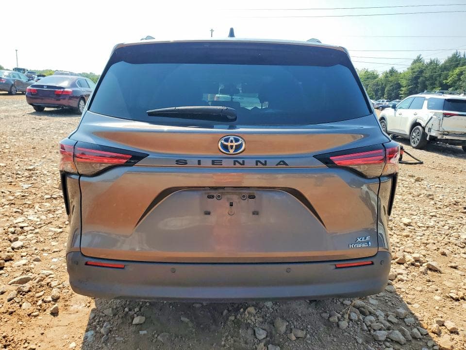 2022 TOYOTA SIENNA XLE 6