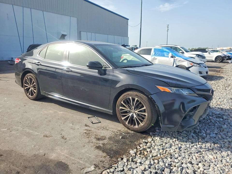 2018 TOYOTA CAMRY SE 4