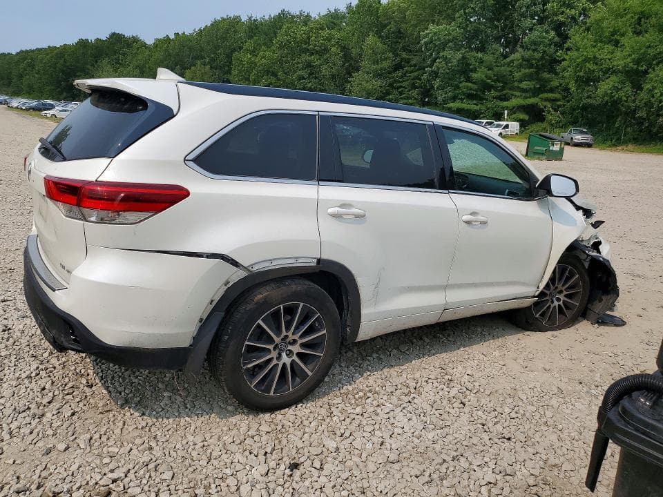 2017 TOYOTA HIGHLANDER SE 3