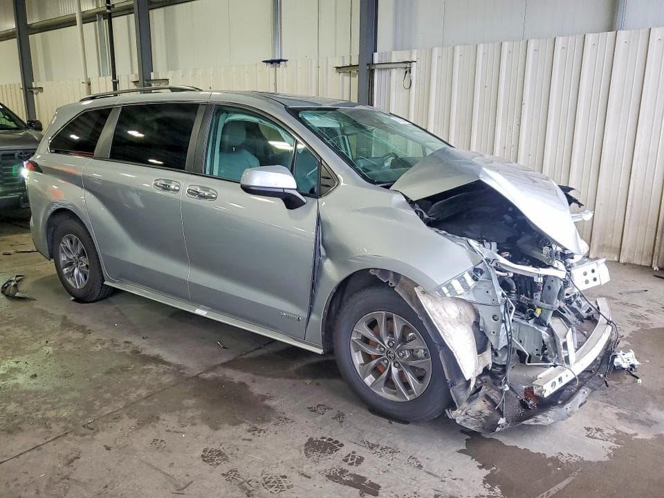 2021 TOYOTA SIENNA XLE 4