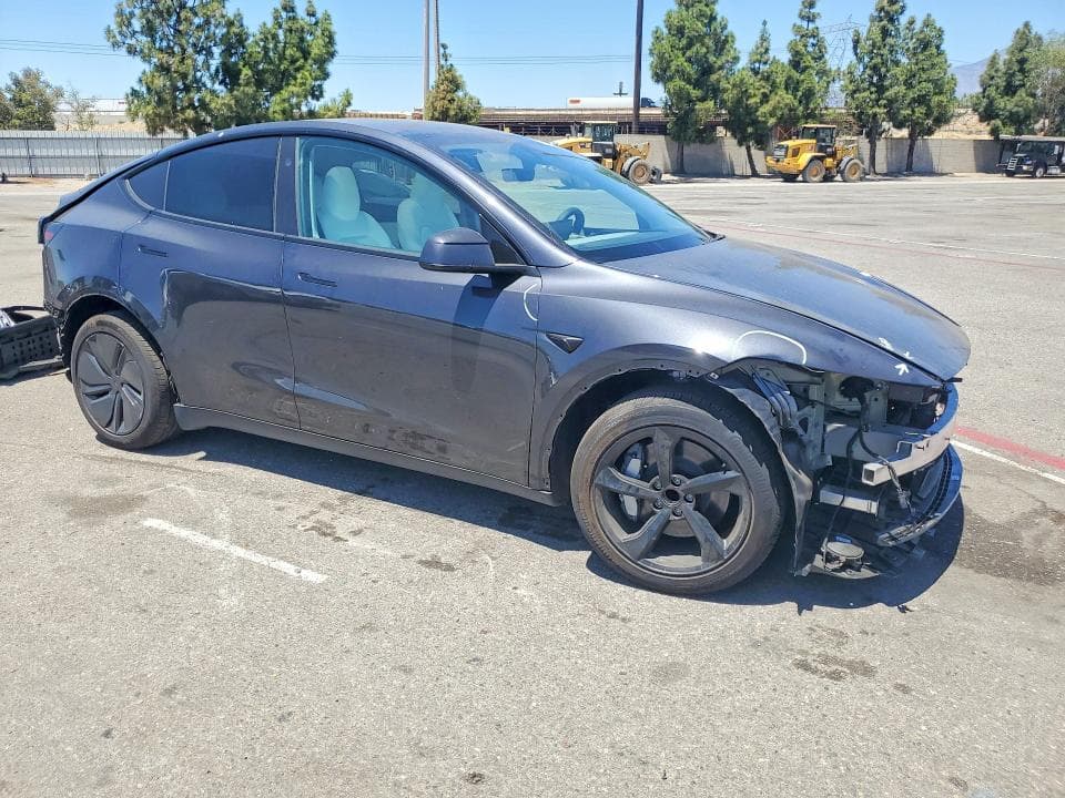 2026 TESLA MODEL Y 4