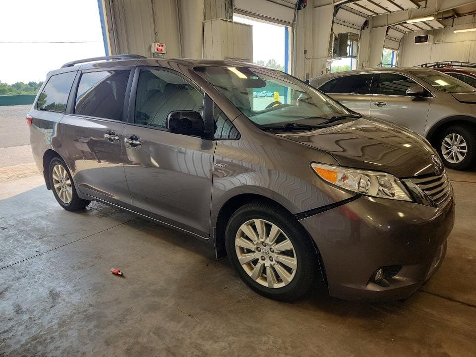2017 TOYOTA SIENNA XLE PREMIUM 7-PASSENGER 4
