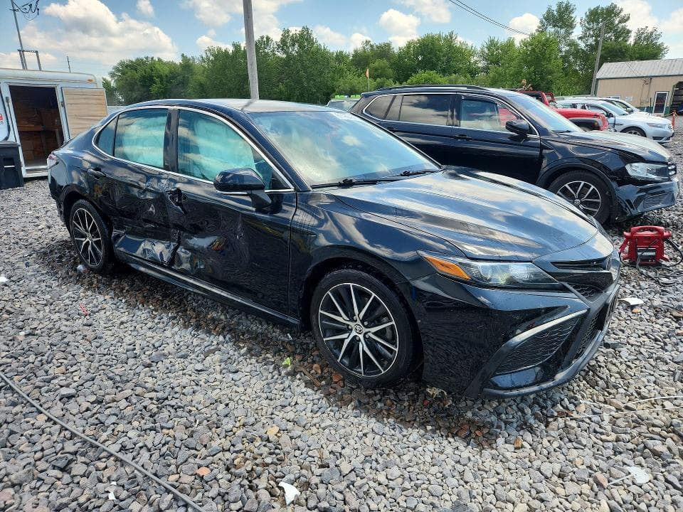 2022 TOYOTA CAMRY SE 4