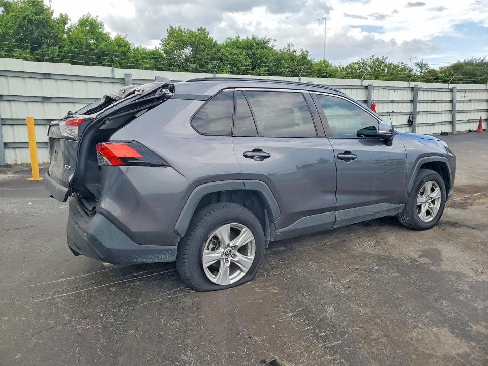 2021 TOYOTA RAV4 XLE 3