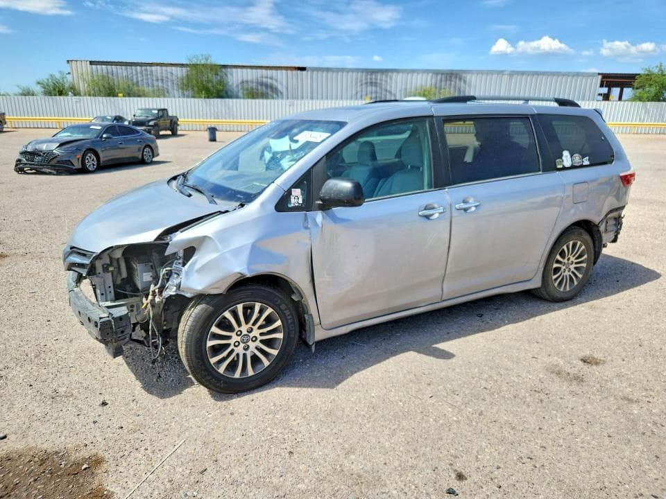 2018 TOYOTA SIENNA XLE 8-PASSENGER