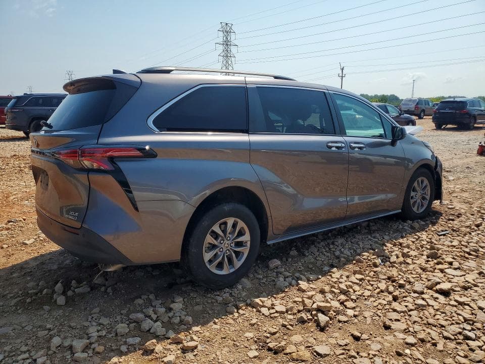2022 TOYOTA SIENNA XLE 3