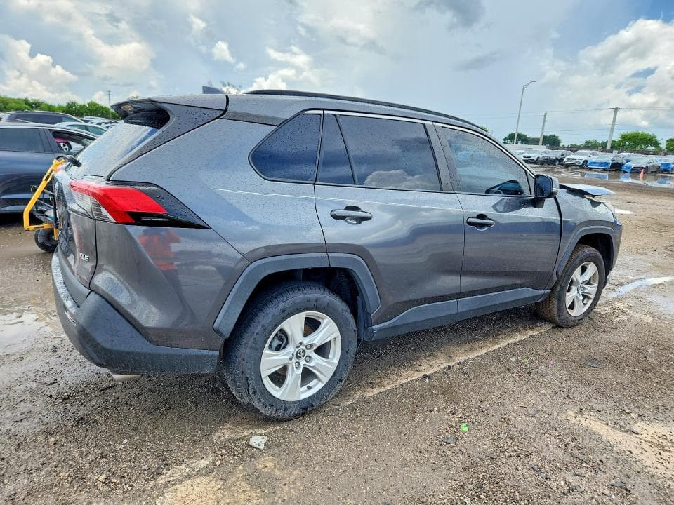 2020 TOYOTA RAV4 XLE 3