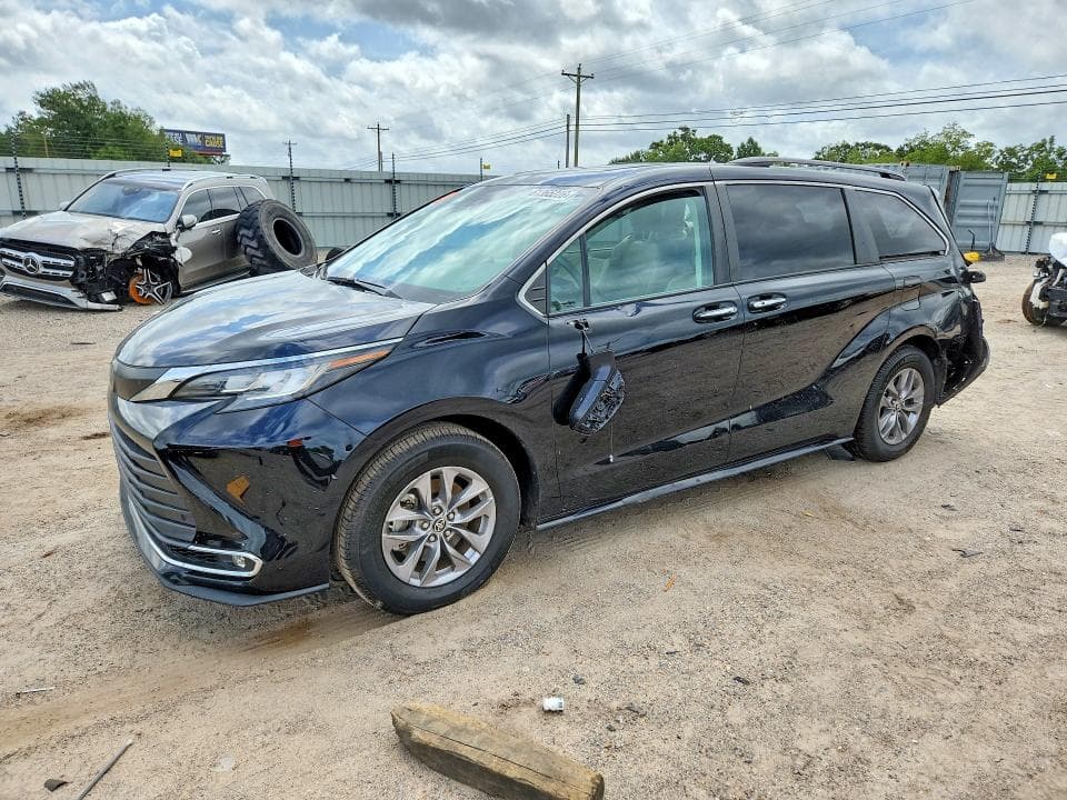 2022 TOYOTA SIENNA XLE - 1