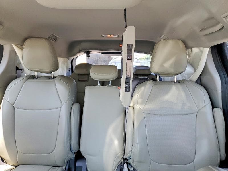 2021 TOYOTA SIENNA LE 10