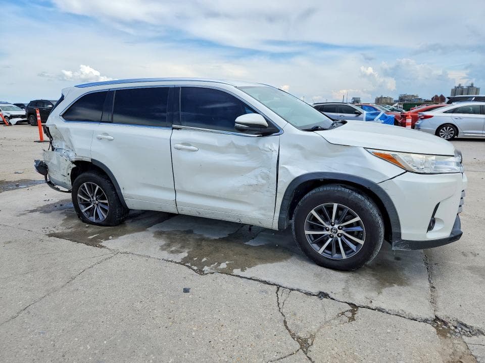 2017 TOYOTA HIGHLANDER XLE 4