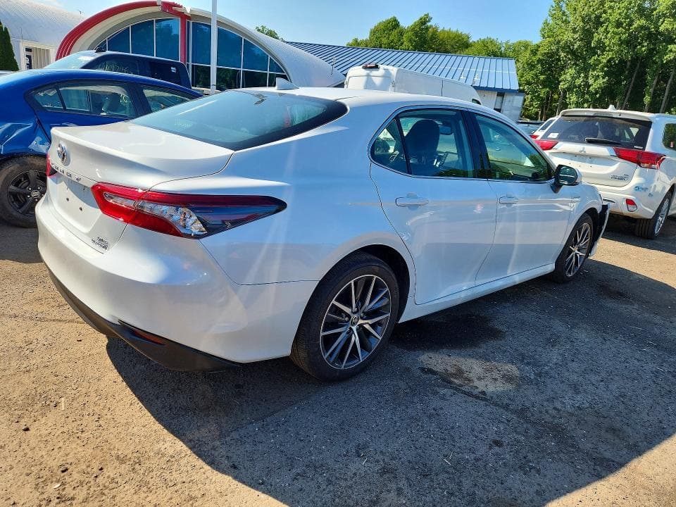 2021 TOYOTA CAMRY XLE 3