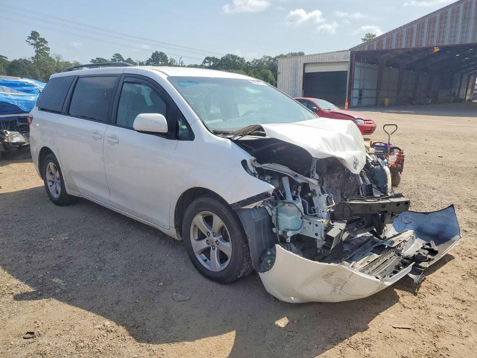 2017 TOYOTA SIENNA LE 4