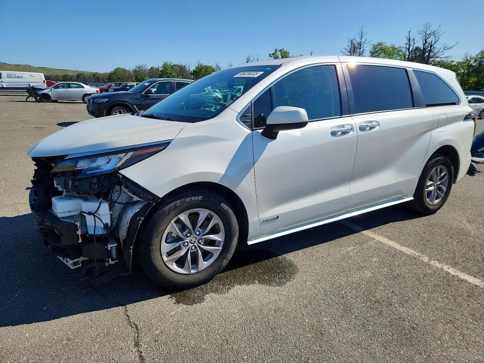 2021 TOYOTA SIENNA XLE - 1