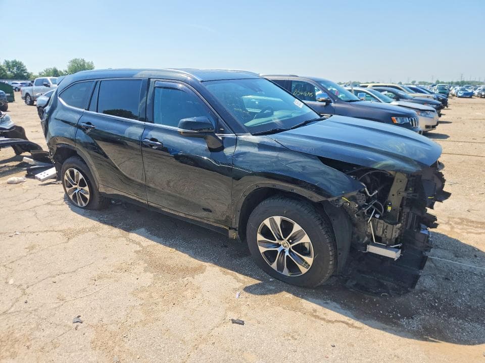 2021 TOYOTA HIGHLANDER XLE 4