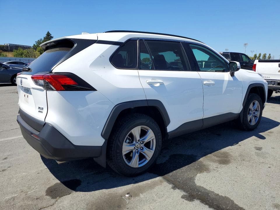 2022 TOYOTA RAV4 XLE 3