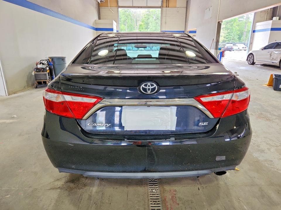 2017 TOYOTA CAMRY SE 6