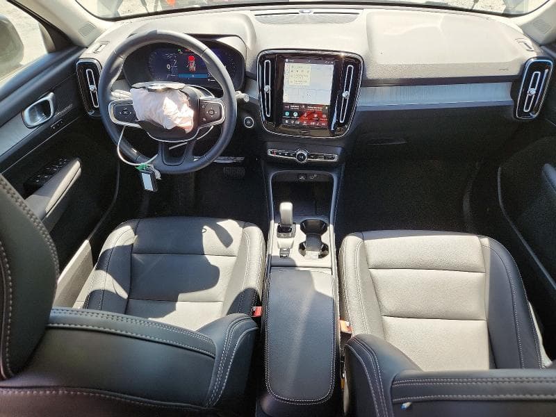 2026 VOLVO XC40 CORE 8
