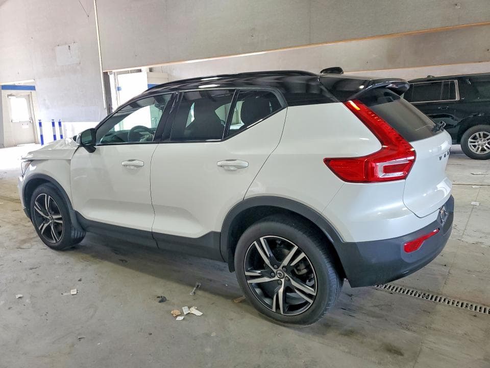 2022 VOLVO XC40 T5 R-DESIGN 2