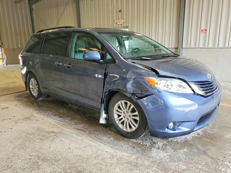2017 TOYOTA SIENNA XLE 8-PASSENGER 4
