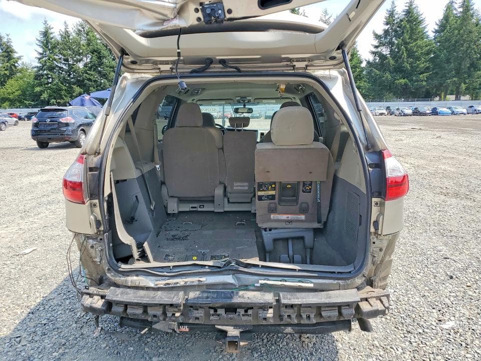 2017 TOYOTA SIENNA LE 6
